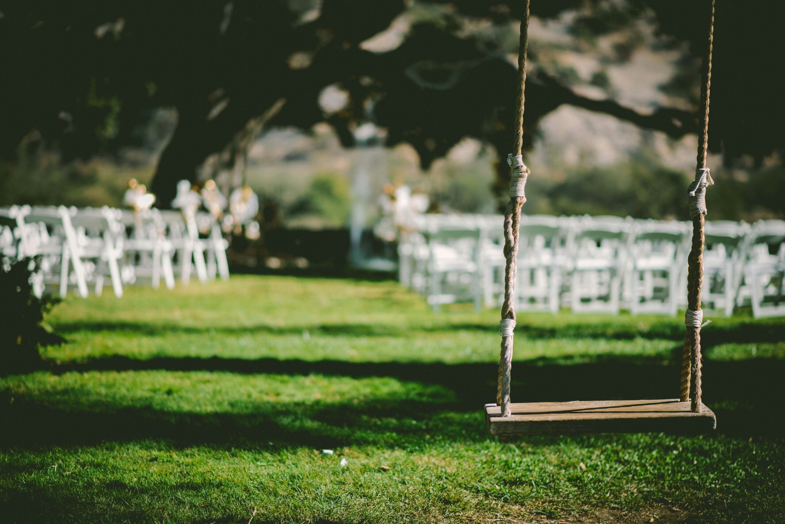 The Meadowcore Trend for Less: Wild, Free-Flowing Wedding Florals on a Realistic Budget