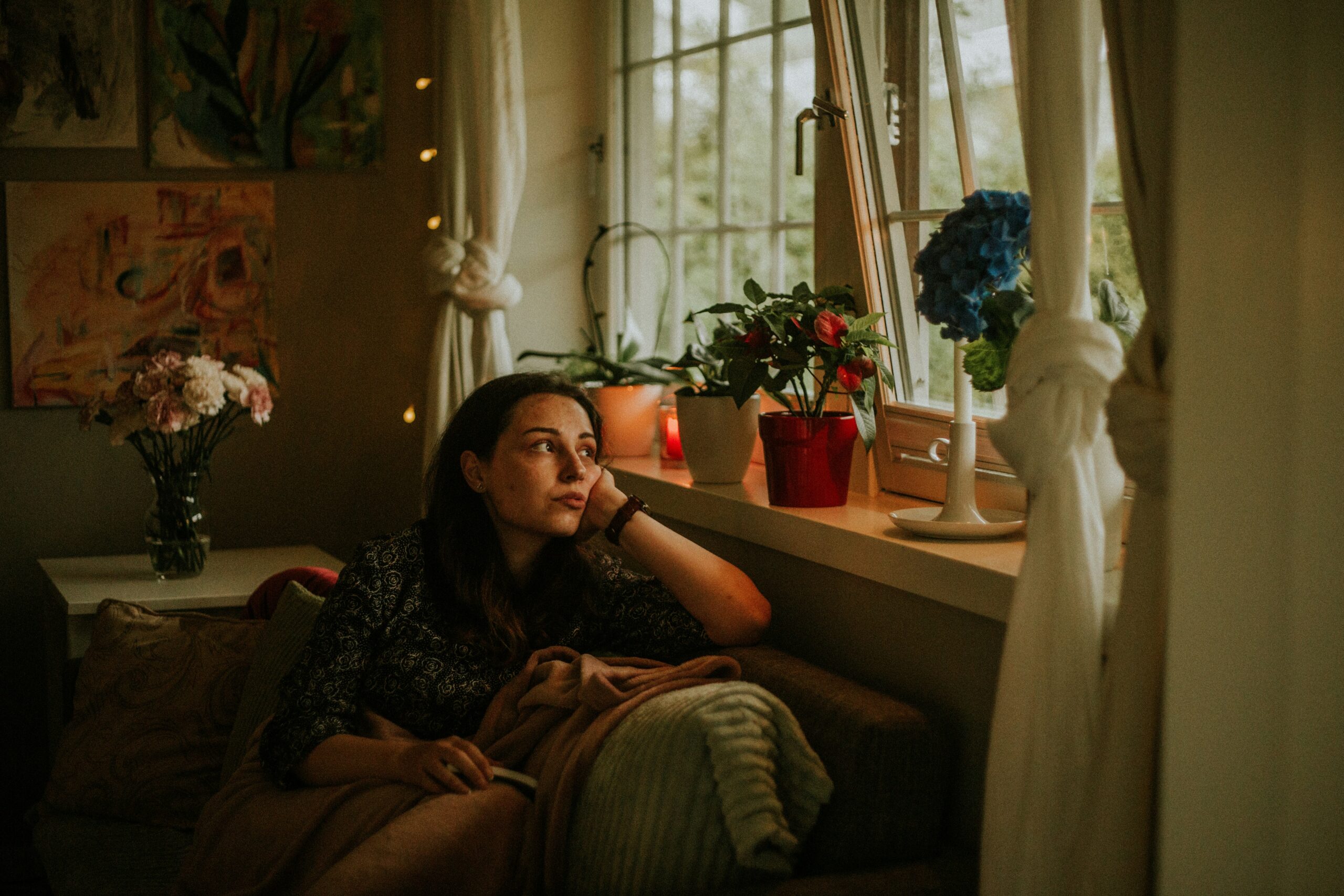 The "Anti-Overhead Light" Movement: Designing a Luxury Evening Mood at Dusk